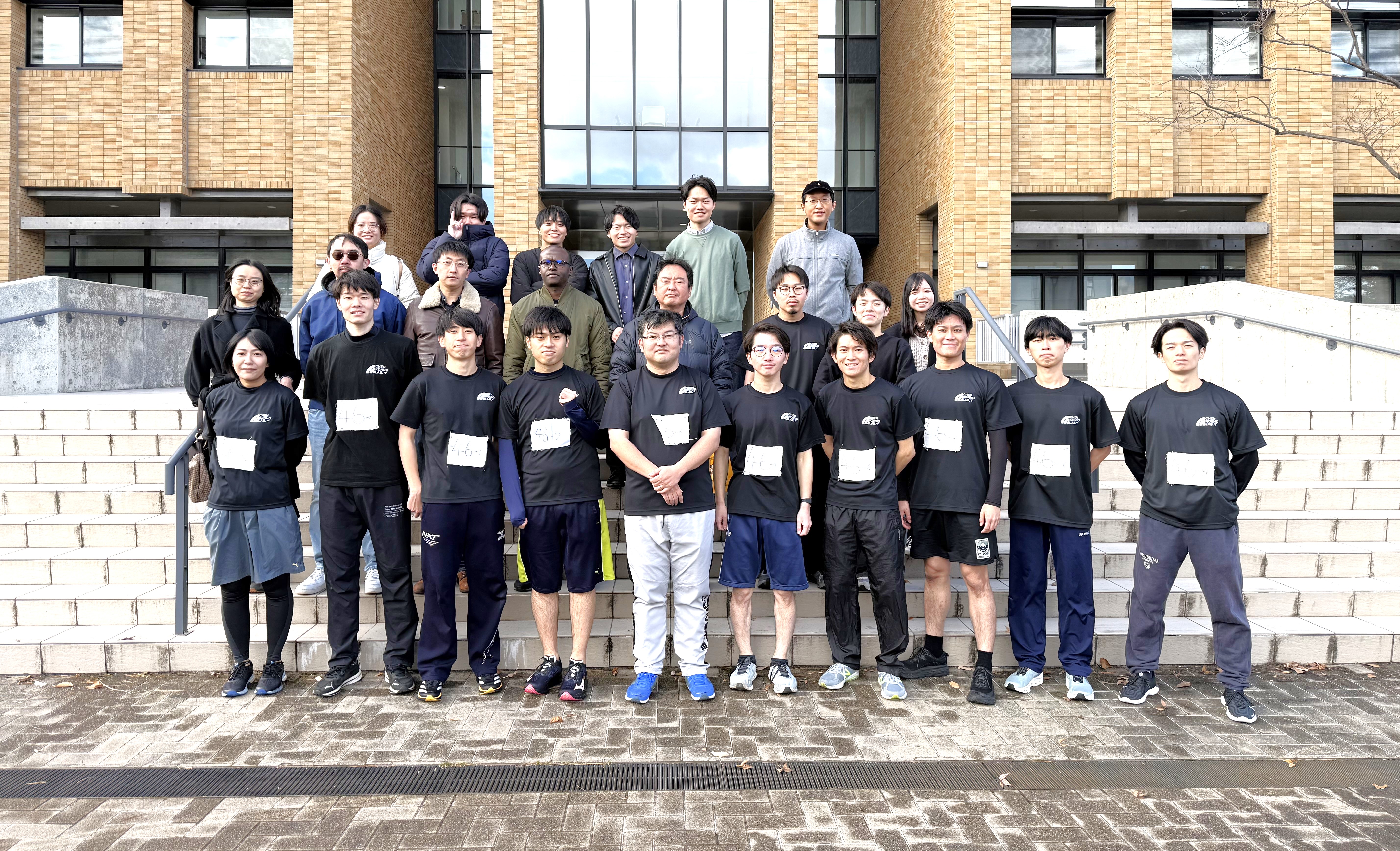 東北大学　陳・今野研究室　集合写真
「当研究室では最近益々応用分野が広がっている電磁波についての研究を進めており、アンテナに関する研究、電磁界の解析に関する研究を行なっております。」
