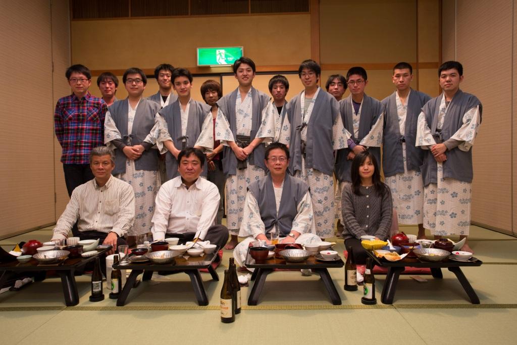 東北大学　陳研究室　集合写真
「当研究室では最近益々応用分野が広がっている電磁波についての研究を進めており、アンテナに関する研究、電磁界の解析に関する研究を行なっております。」